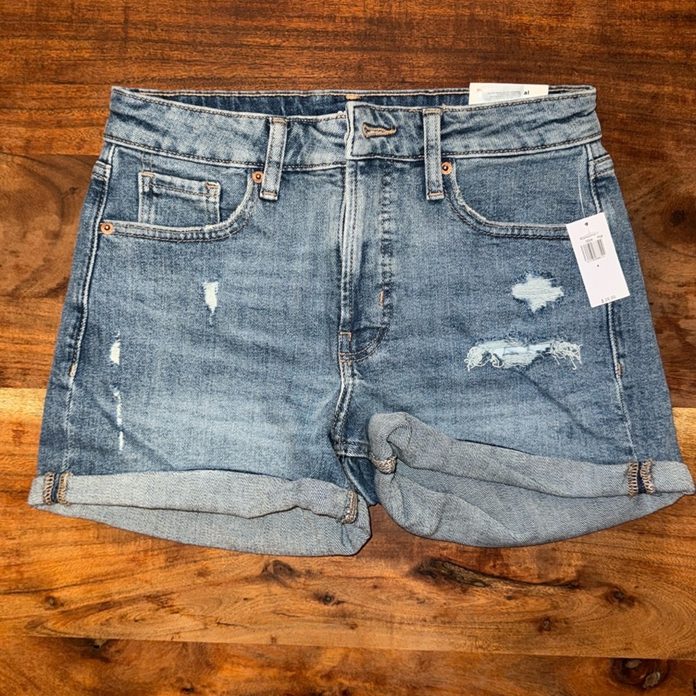 OLD NAVY SIZE 4 DENIM SHORTS.
